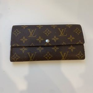 LOUIS VUITTON- LV- Sarah wallet in monogram
